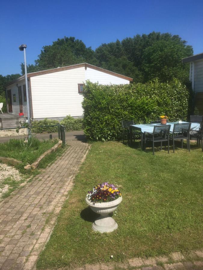Ruime Chalet Midden In De Natuur In Lith Exterior foto